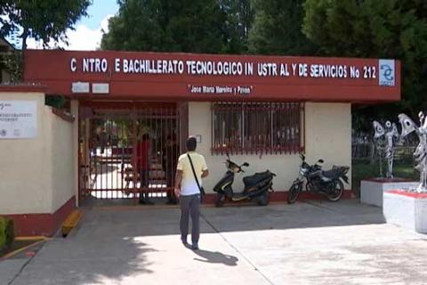 Alumnos del Cbtis 212 se manifiestan por abusos de directora