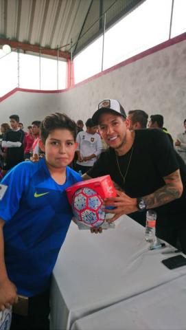 Alcalde contribuye con el deporte entregando balones a equipos de fut 7 imagen 3