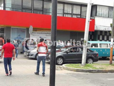 En días de mayor contagio de Covid-19 siguen aglomeraciones en bancos de Apizaco imagen 6