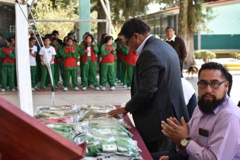 Hacen entrega de uniformes escolares en Secundaria Juan Cuamatziz en Teolocholco imagen 27