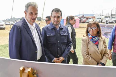 Colocan Salvador Santos y Lorena Cuéllar primera piedra de la central de abastos de Huamantla imagen 4