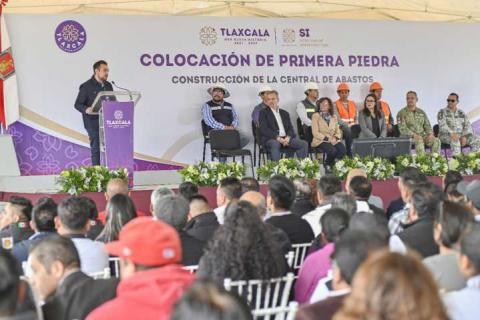 Colocan Salvador Santos y Lorena Cuéllar primera piedra de la central de abastos de Huamantla imagen 1