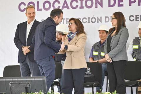 Colocan Salvador Santos y Lorena Cuéllar primera piedra de la central de abastos de Huamantla imagen 5