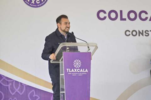 Colocan Salvador Santos y Lorena Cuéllar primera piedra de la central de abastos de Huamantla imagen 7