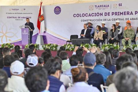 Colocan Salvador Santos y Lorena Cuéllar primera piedra de la central de abastos de Huamantla imagen 2