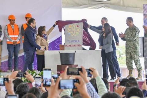 Colocan Salvador Santos y Lorena Cuéllar primera piedra de la central de abastos de Huamantla imagen 3