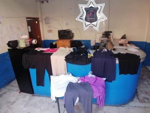 Atrapan policías de Chiautempan a fardera que llevaba 30 prendas de vestir imagen 1