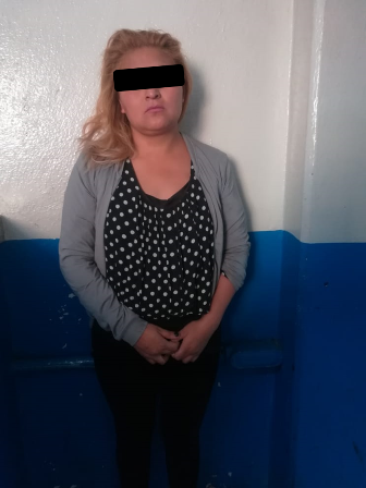 Atrapan policías de Chiautempan a fardera que llevaba 30 prendas de vestir imagen 2