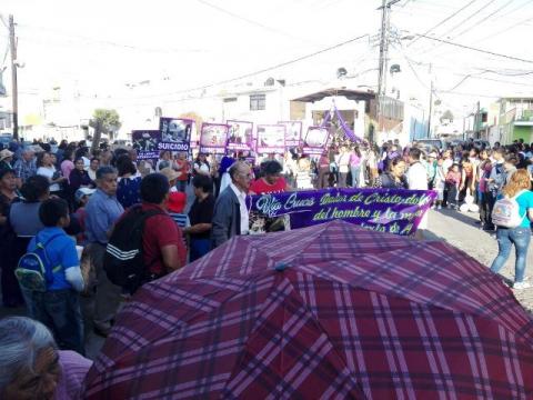 Con cárteles de protesta realizan Vía Crucis en Chiautempan imagen 1