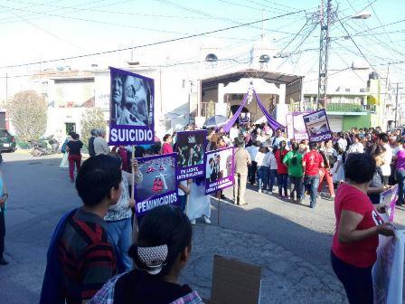 Con cárteles de protesta realizan Vía Crucis en Chiautempan imagen 2