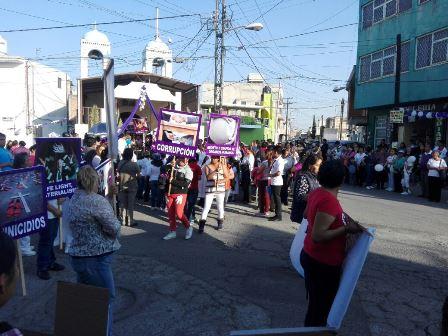 Con cárteles de protesta realizan Vía Crucis en Chiautempan imagen 3
