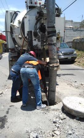 Inicia Ayuntamiento de Chiautempan desazolve del drenaje imagen 2