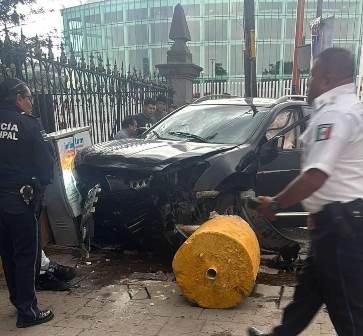 Ebrio choca su camioneta contra las instalaciones de la Secretaria de Cultura