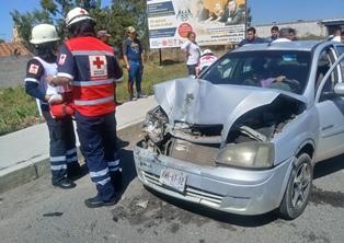 Automovilista rebasa por la derecha y se estampa con otro auto imagen 1