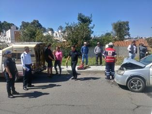 Automovilista rebasa por la derecha y se estampa con otro auto imagen 2