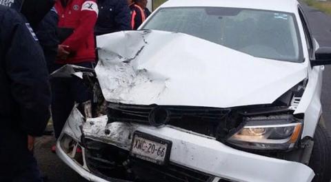 Sacerdote andaba de parranda y choca su automóvil