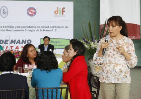 Sandra Chávez promueve entre municipios jornada de cirugía de mano imagen 2