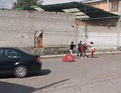 Señora golpea a estudiante del COBAT de Totolac mientras sujeto graba