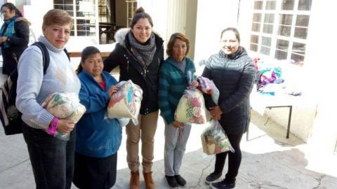 Distribuye ayuntamiento de Tlaxcala cobijas a familias vulnerables imagen 1