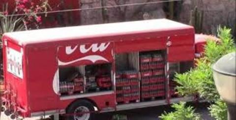 Ladrones se pelaban con el camión lleno de Coca Cola y con el chofer