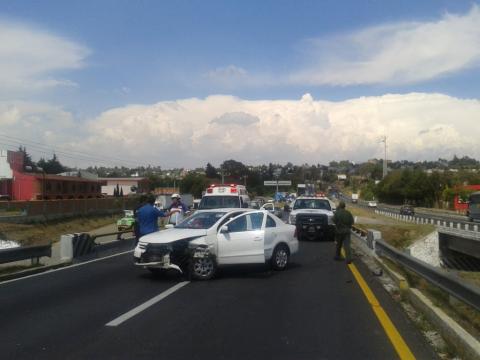 Vehículo particular a punto de causar un choque múltiple en la vía Apizaco-Tlaxcala imagen 2