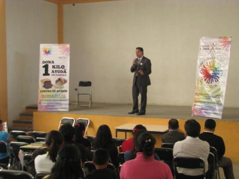 Ofreció director de la Fundación a Favor de México conferencia a padres de familia imagen 1