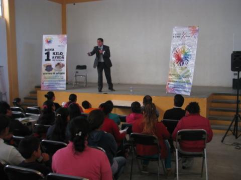 Ofreció director de la Fundación a Favor de México conferencia a padres de familia imagen 2