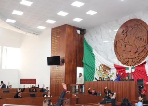 Reanudan diputados locales sesión bajo una tensa calma