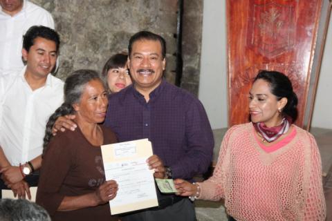 Entregan alcalde de Zacatelco e ITEA constancias de educación básica imagen 1