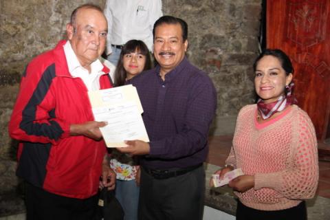 Entregan alcalde de Zacatelco e ITEA constancias de educación básica imagen 2