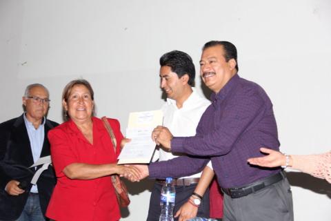 Entregan alcalde de Zacatelco e ITEA constancias de educación básica imagen 3