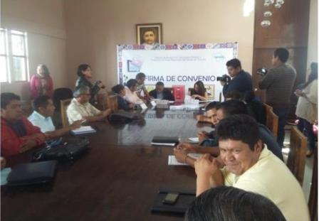 Firma convenio alcalde de Contla y presidenta del IAIP imagen 2