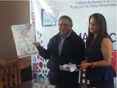 Firma convenio alcalde de Contla y presidenta del IAIP imagen 1