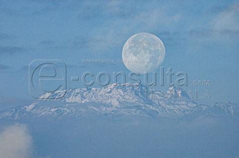 La luna acaricia al Iztaccíhuatl