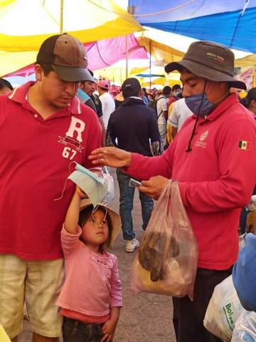 Regalan cubre bocas y gel antibacterial en los tianguis de Tequexquitla imagen 4