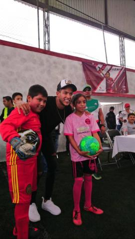 Alcalde contribuye con el deporte entregando balones a equipos de fut 7 imagen 2