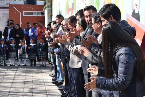 Hacen entrega de uniformes escolares en Secundaria Juan Cuamatziz en Teolocholco imagen 14