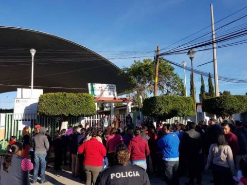 Protestan padres de familia en escuela primaria de Belén imagen 12