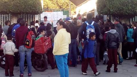 Protestan padres de familia en escuela primaria de Belén imagen 3