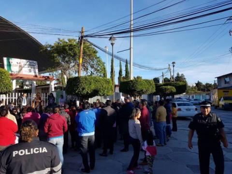 Protestan padres de familia en escuela primaria de Belén imagen 5