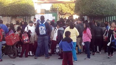 Protestan padres de familia en escuela primaria de Belén imagen 6