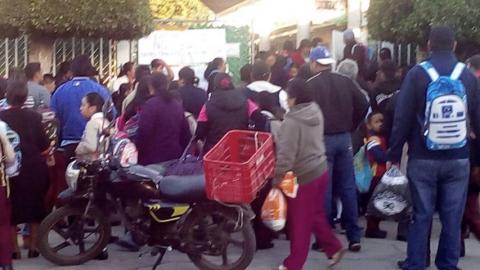 Protestan padres de familia en escuela primaria de Belén imagen 7