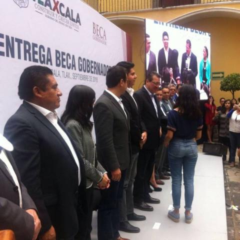 28 jóvenes tlaxcaltecas recibieron la “Beca Gobernador”