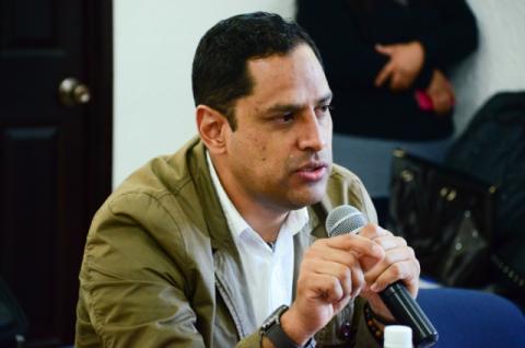 Se hunde David Cabrera y preside sesión ilegal del IAIP