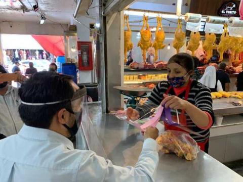 Reparte gobierno de Apizaco caretas a locatarios de mercados imagen 3