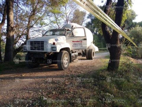 Huachicoleros abandonan pipa conectada a ducto de Pemex imagen 3