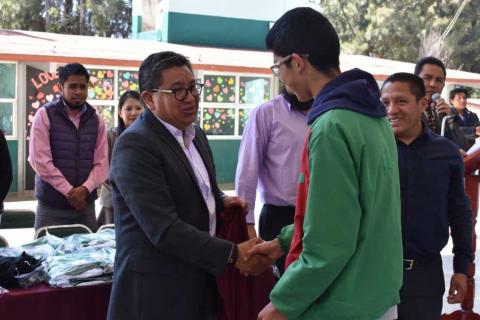 Hacen entrega de uniformes escolares en Secundaria Juan Cuamatziz en Teolocholco imagen 32