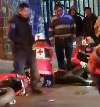 Derrapa motociclista frente a Hospital del IMSS y queda lesionado