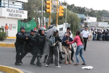 Desaloja la fuerza púbica con gas lacrimógeno a normalistas en Tlaxcala imagen 1