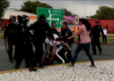 Desaloja la fuerza púbica con gas lacrimógeno a normalistas en Tlaxcala imagen 4